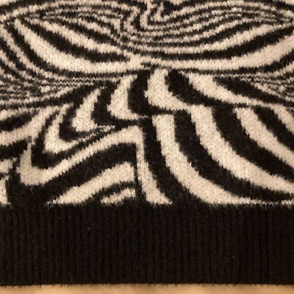 Cotton:On Woman’s Sweater in Black & White Swirl Pattern. Size Small. - Picture 6 of 9